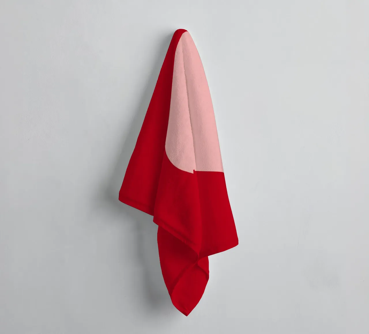Herz-Duo Minimalistisch: Rot & Rosa Liebe Split Art Handtuch von homdeco
