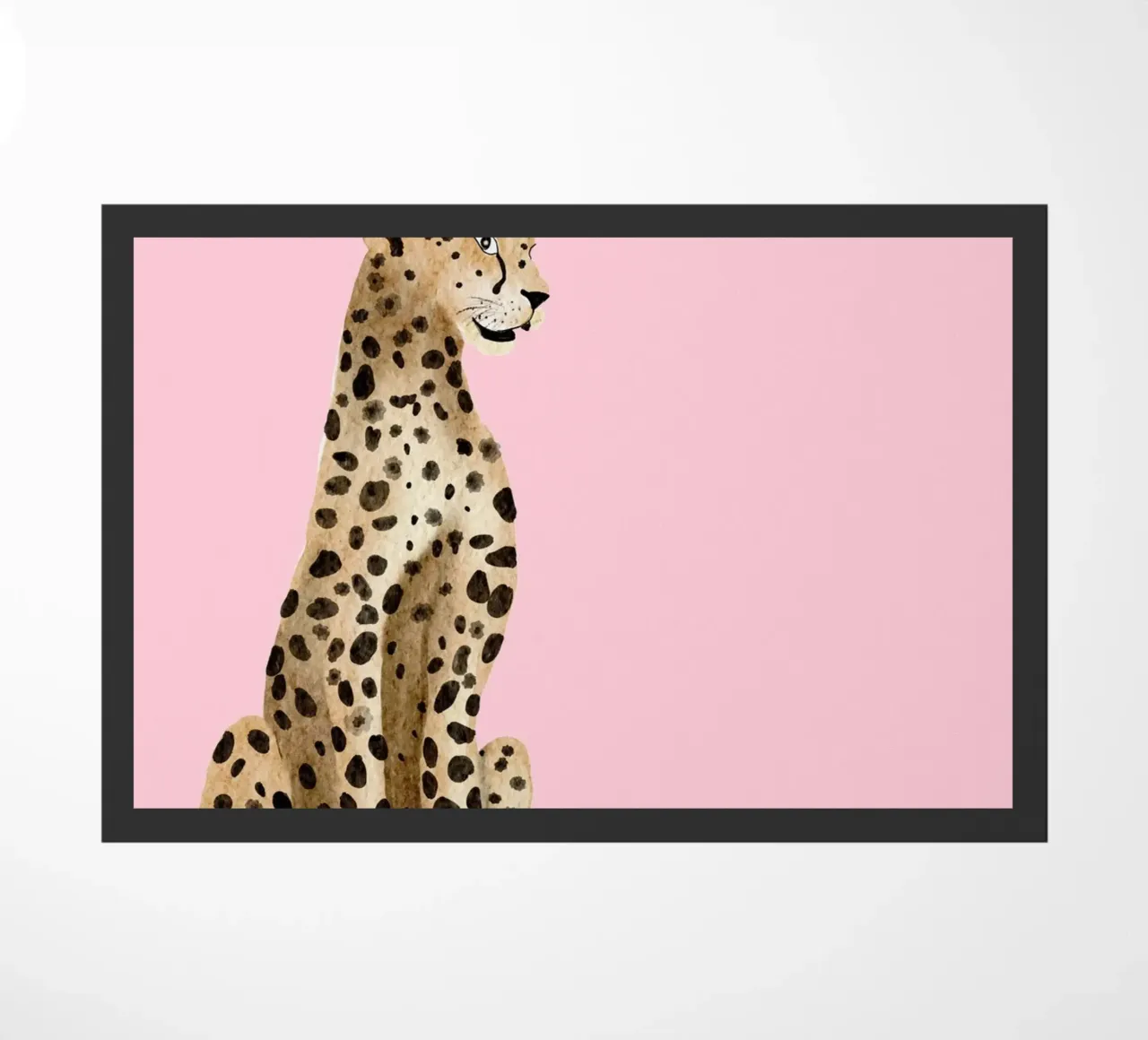 Sitzender Leopard: Rosa Hintergrund Tier Kunstdruck Fußmatte von homdeco