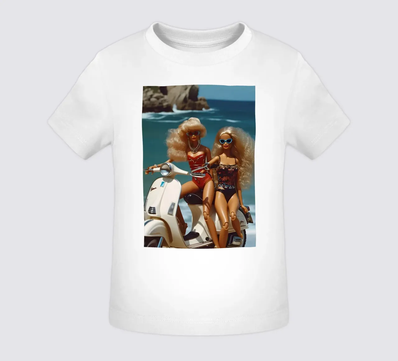 Bambine da spiaggia retrò: Bambole su scooter Summer Vibes maglietta neonato da homdeco