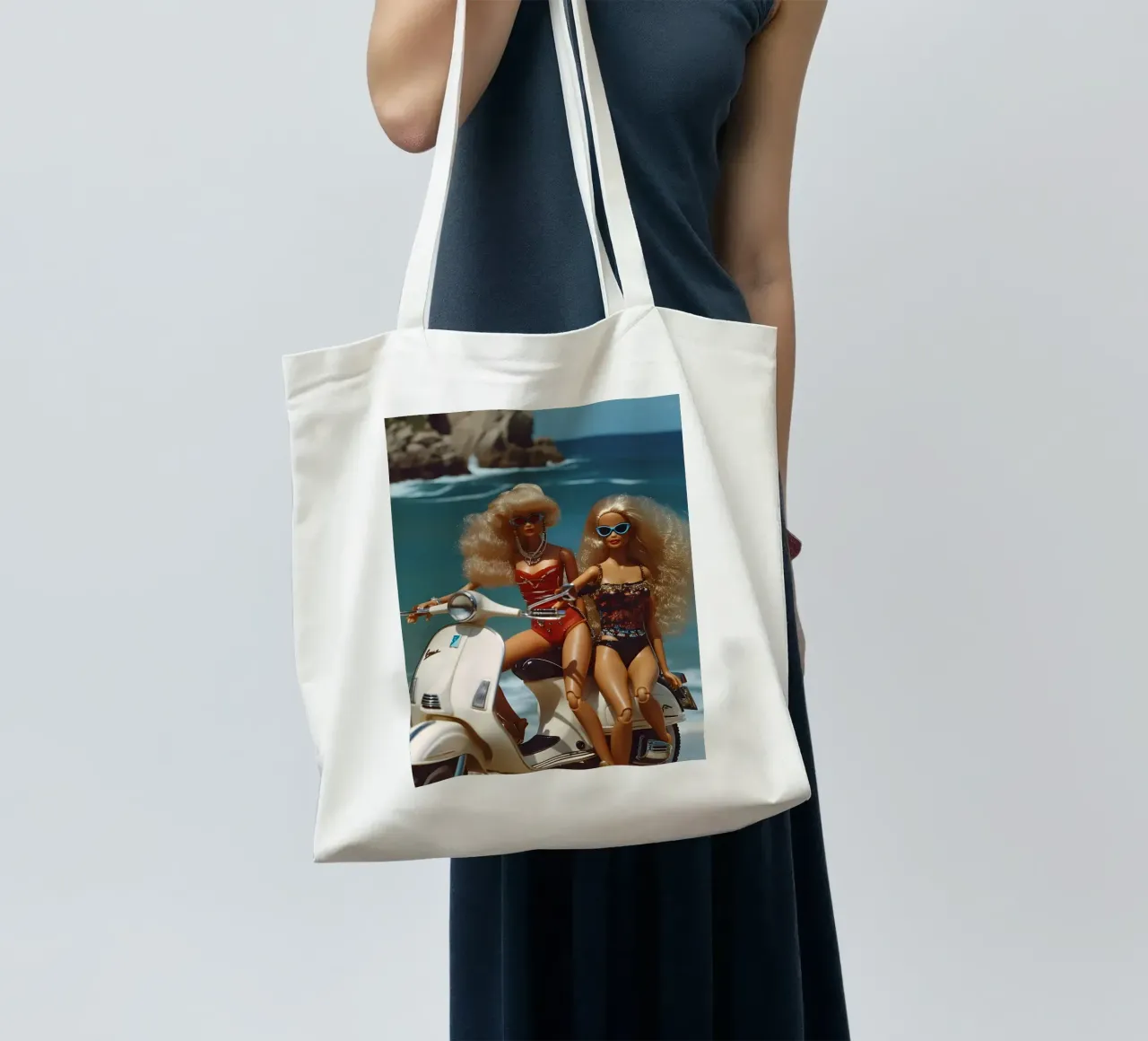 Bambine da spiaggia retrò: Bambole su scooter Summer Vibes borsa in juta da homdeco
