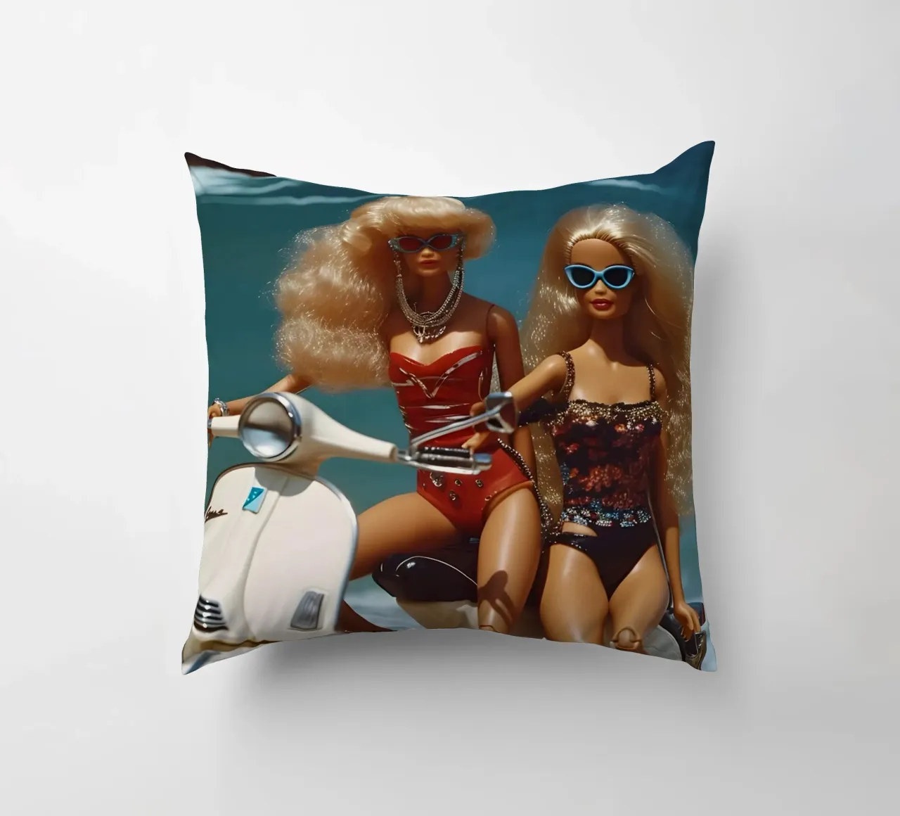 Bambine da spiaggia retrò: Bambole su scooter Summer Vibes cuscino da homdeco