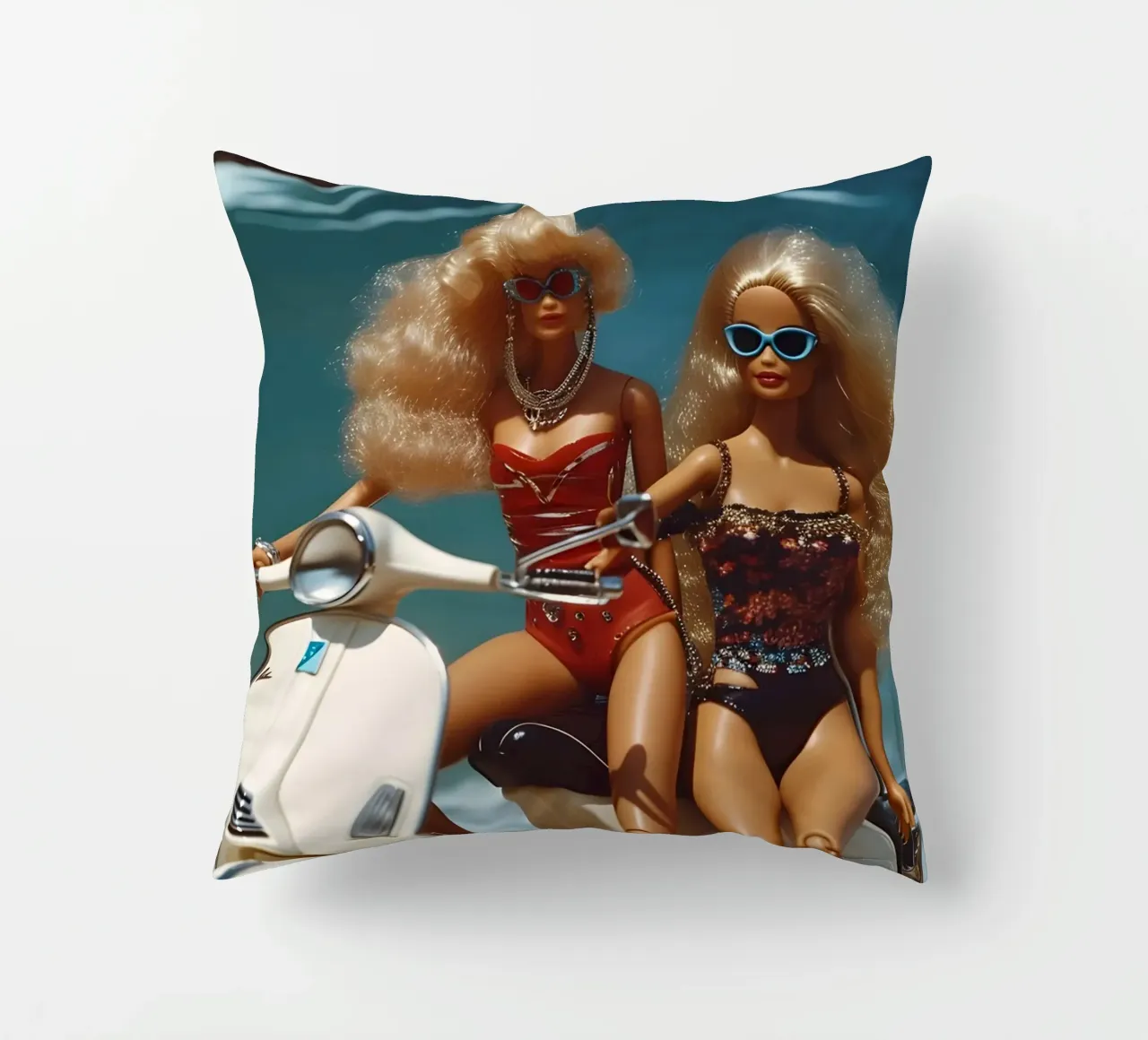 Bambine da spiaggia retrò: Bambole su scooter Summer Vibes cuscino da homdeco