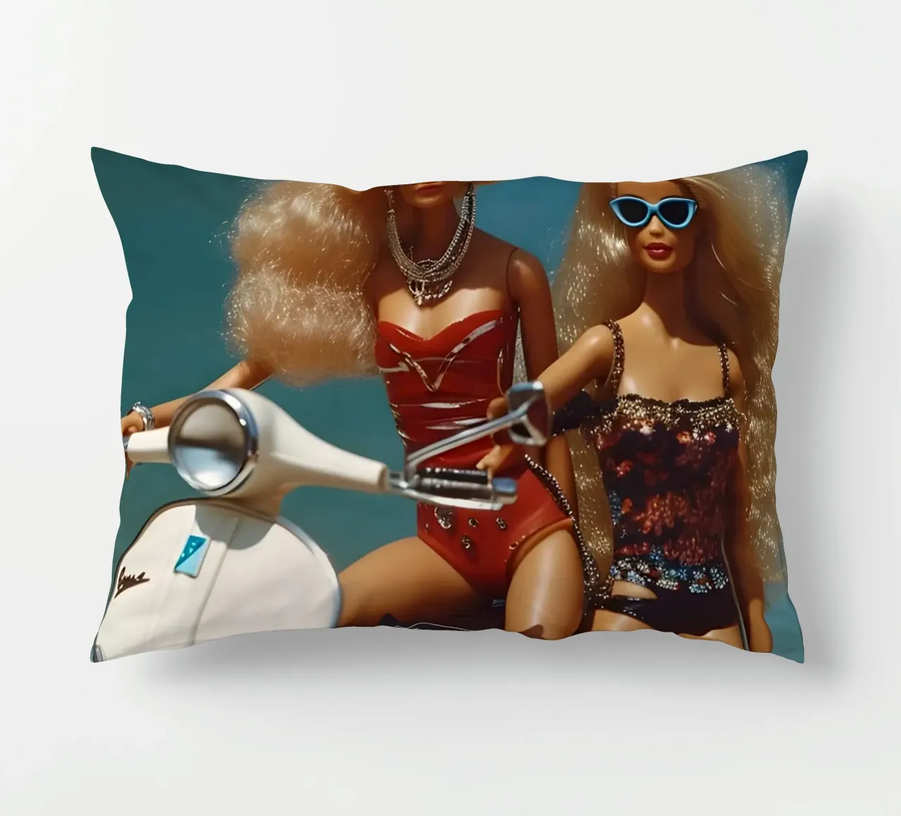 Bambine da spiaggia retrò: Bambole su scooter Summer Vibes cuscino da homdeco