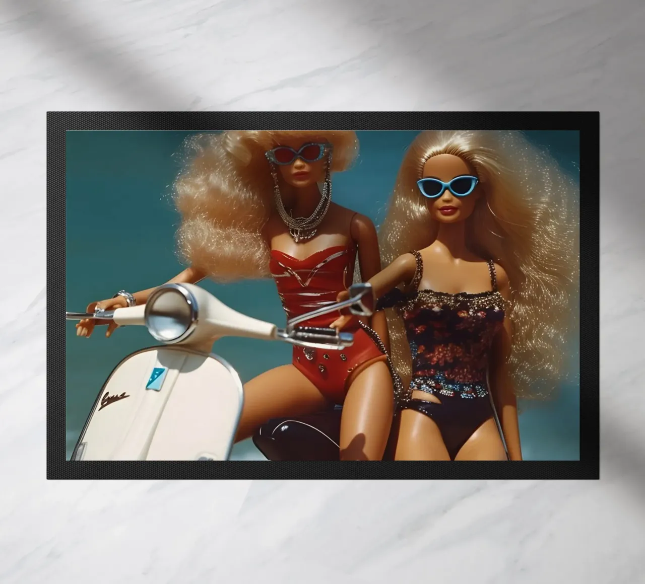 Bambine da spiaggia retrò: Bambole su scooter Summer Vibes zerbino da homdeco