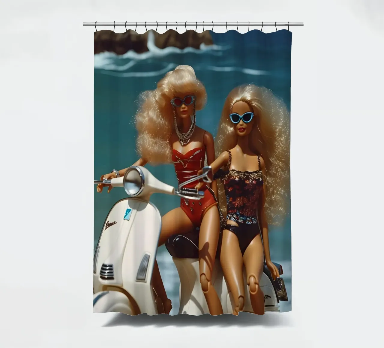 Bambine da spiaggia retrò: Bambole su scooter Summer Vibes tenda da doccia da homdeco