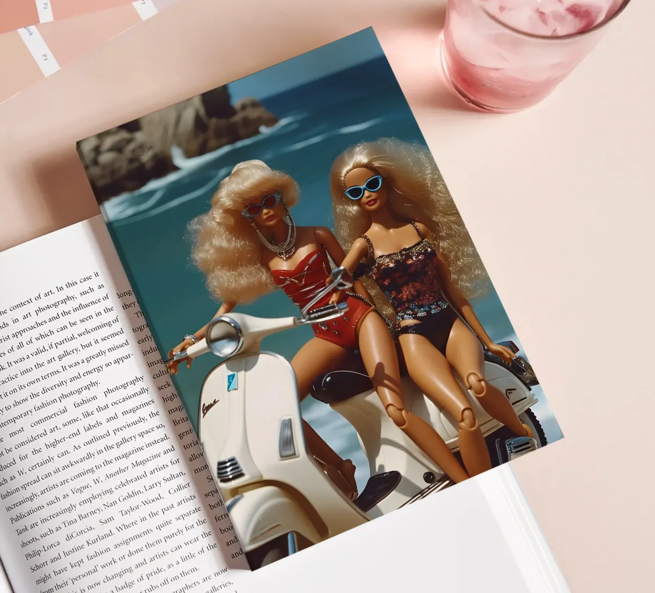 Bambine da spiaggia retrò: Bambole su scooter Summer Vibes diario da homdeco