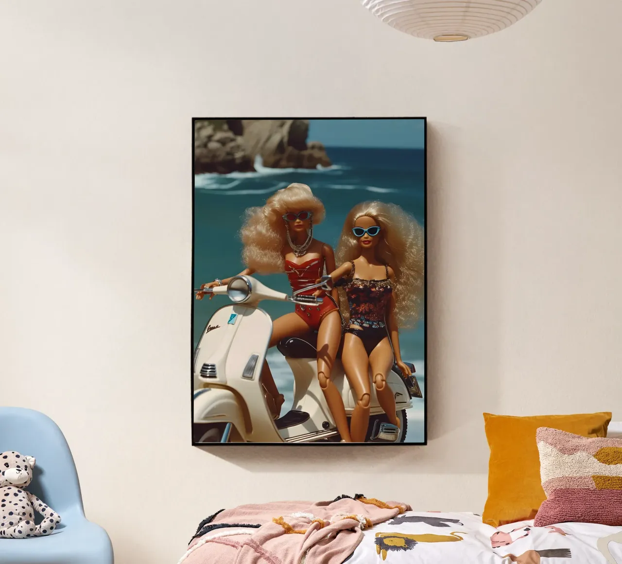 Bambine da spiaggia retrò: Bambole su scooter Summer Vibes plexiglass da homdeco