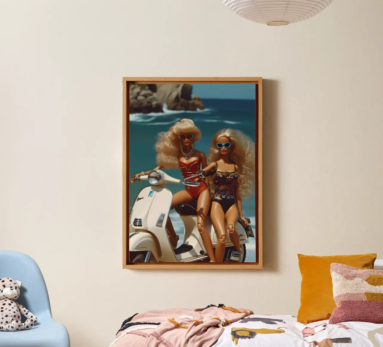 Bambine da spiaggia retrò: Bambole su scooter Summer Vibes tela con Cornice a cassetta da homdeco