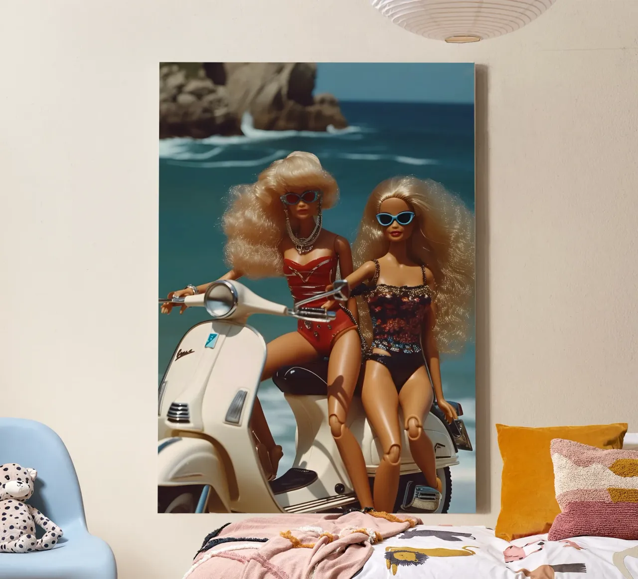 Bambine da spiaggia retrò: Bambole su scooter Summer Vibes tela con Cornice a cassetta da homdeco
