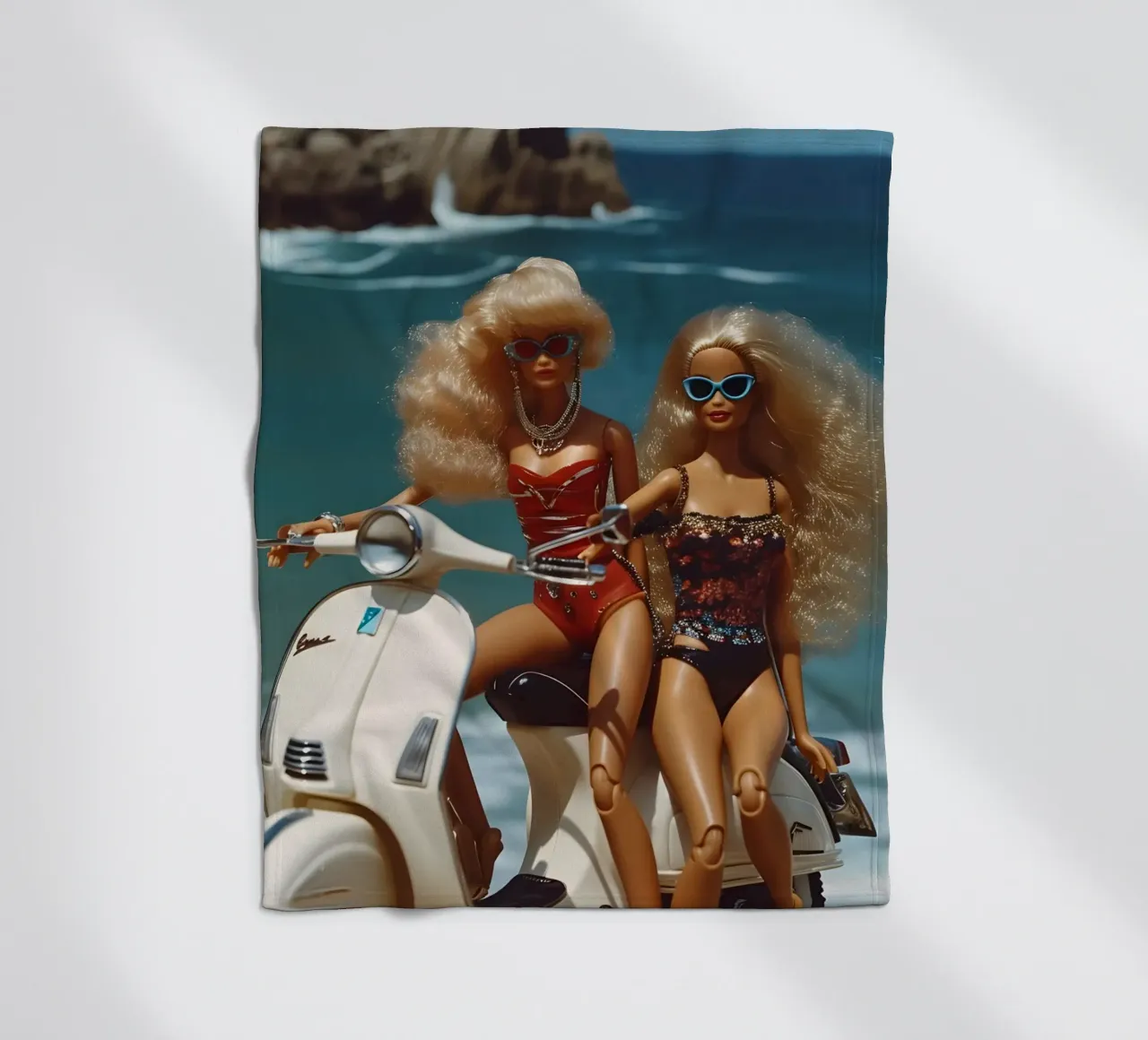 Bambine da spiaggia retrò: Bambole su scooter Summer Vibes coperta in pile da homdeco