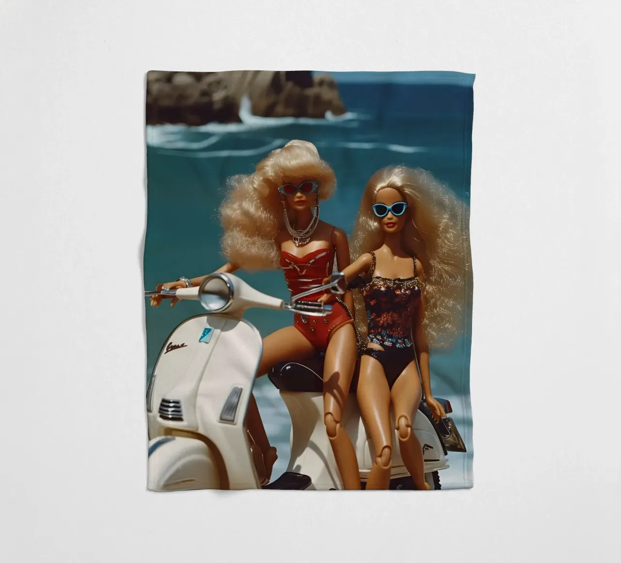 Bambine da spiaggia retrò: Bambole su scooter Summer Vibes coperta in pile da homdeco