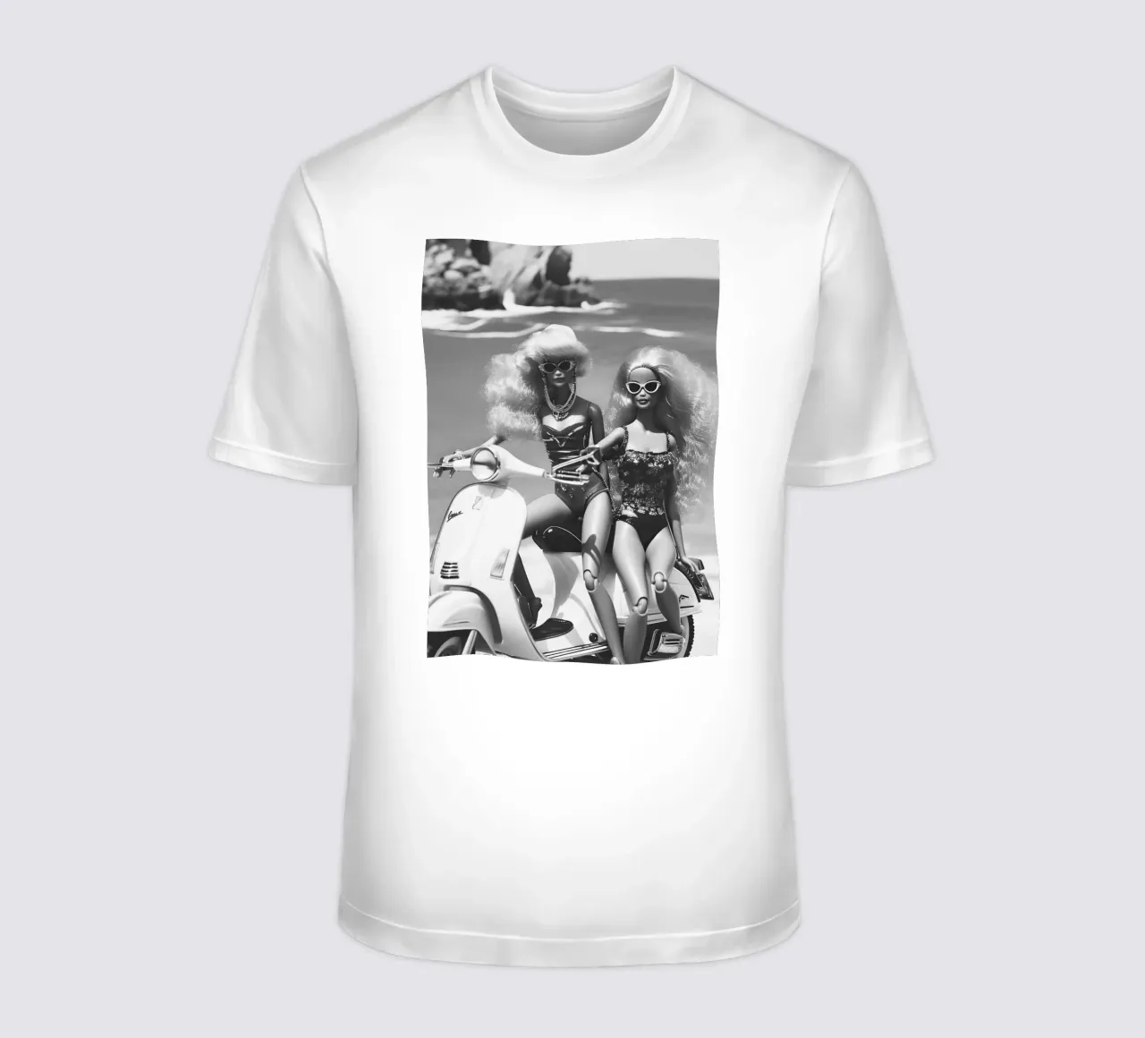 Retro Beach Glam: Bambole su scooter stampa B&N t-shirt da homdeco