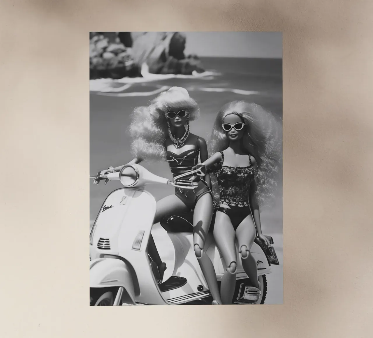 Retro Beach Glam: Bambole su scooter stampa B&N pellicola backlit da homdeco