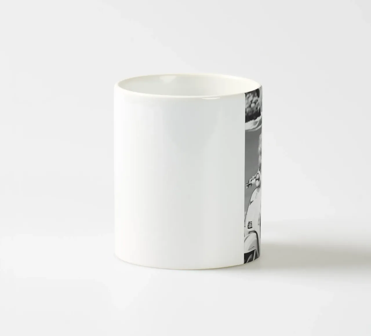 Retro Beach Glam: Bambole su scooter stampa B&N tazza in ceramica da homdeco