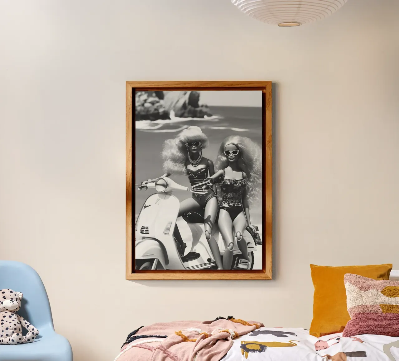 Retro Beach Glam: Bambole su scooter stampa B&N alluminio dibond da homdeco