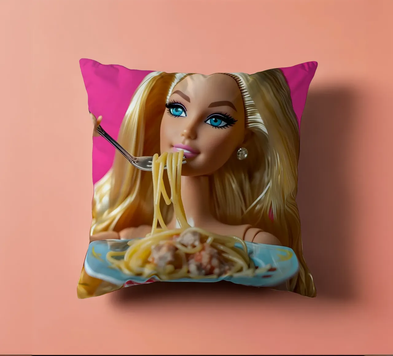 Barbie Enjoying Spaghetti: Pop Art Foodie Print cuscino da homdeco