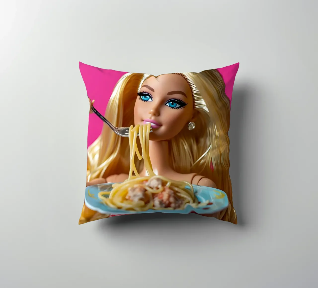 Barbie Enjoying Spaghetti: Pop Art Foodie Print cuscino da homdeco