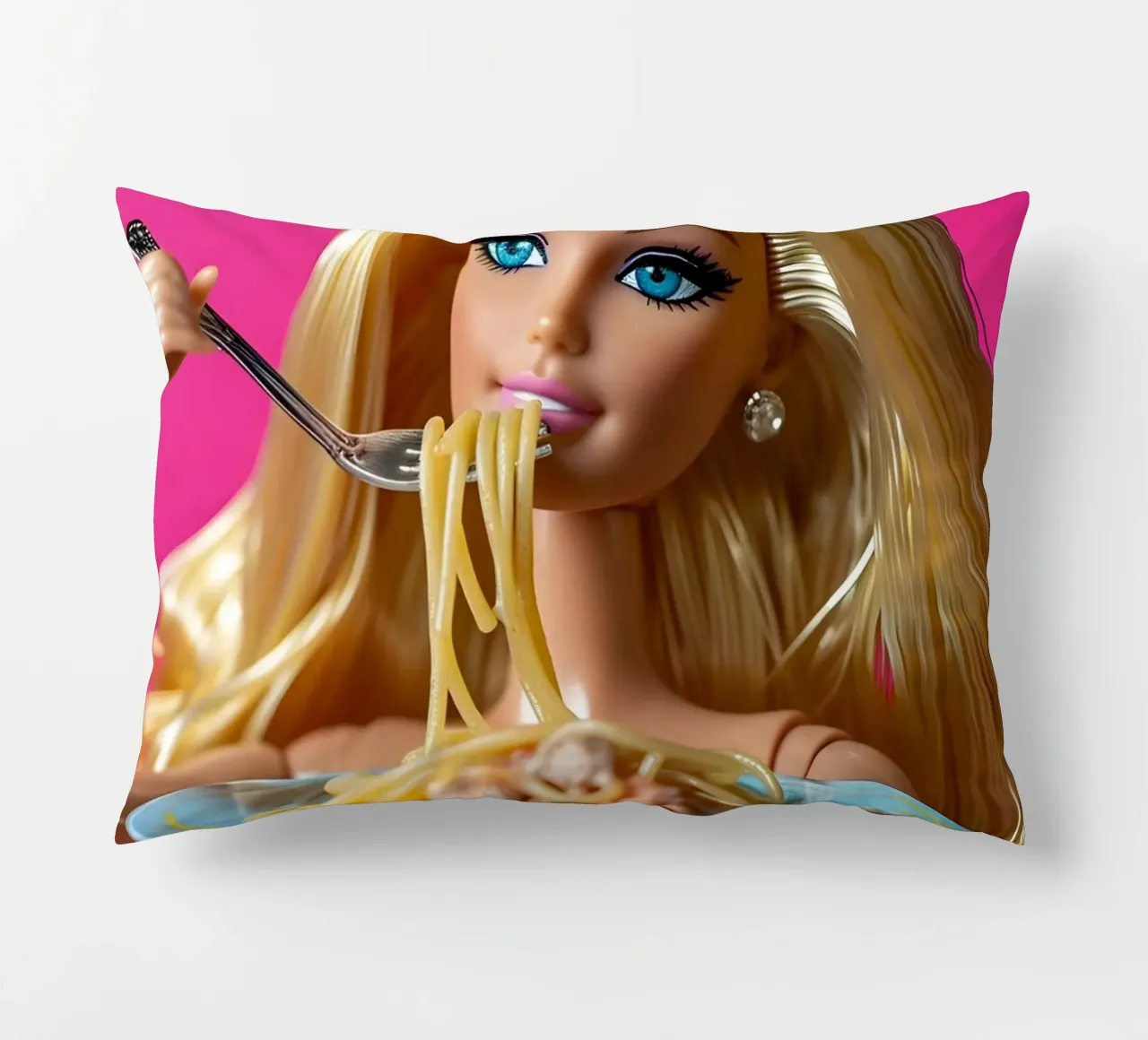 Barbie Enjoying Spaghetti: Pop Art Foodie Print cuscino da homdeco