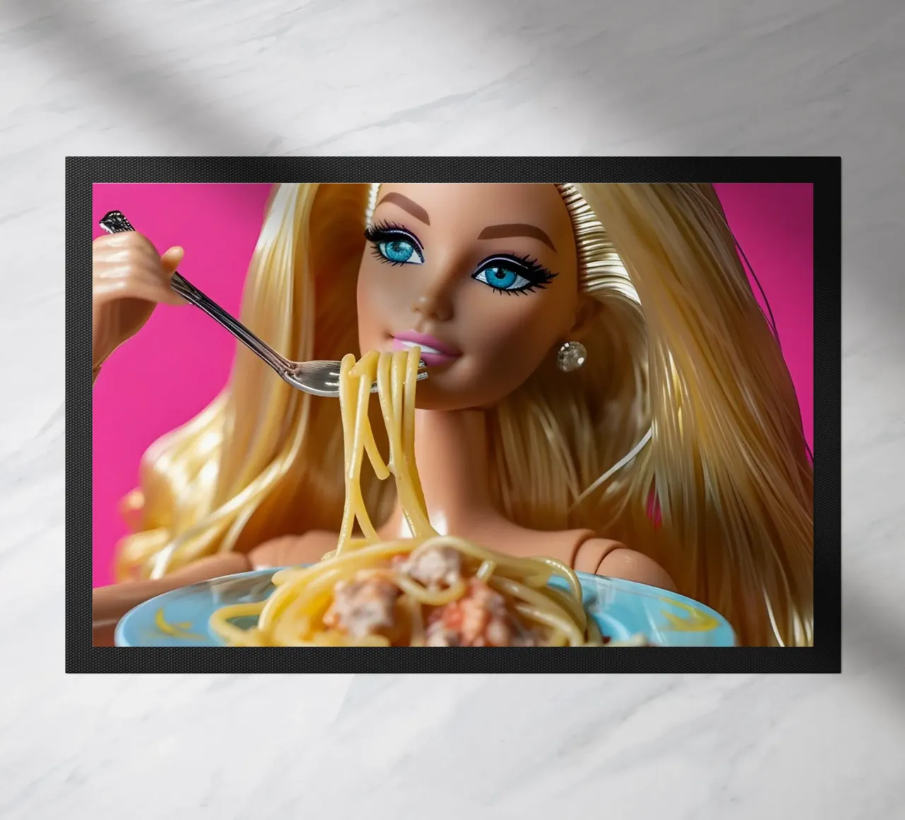 Barbie Enjoying Spaghetti: Pop Art Foodie Print zerbino da homdeco