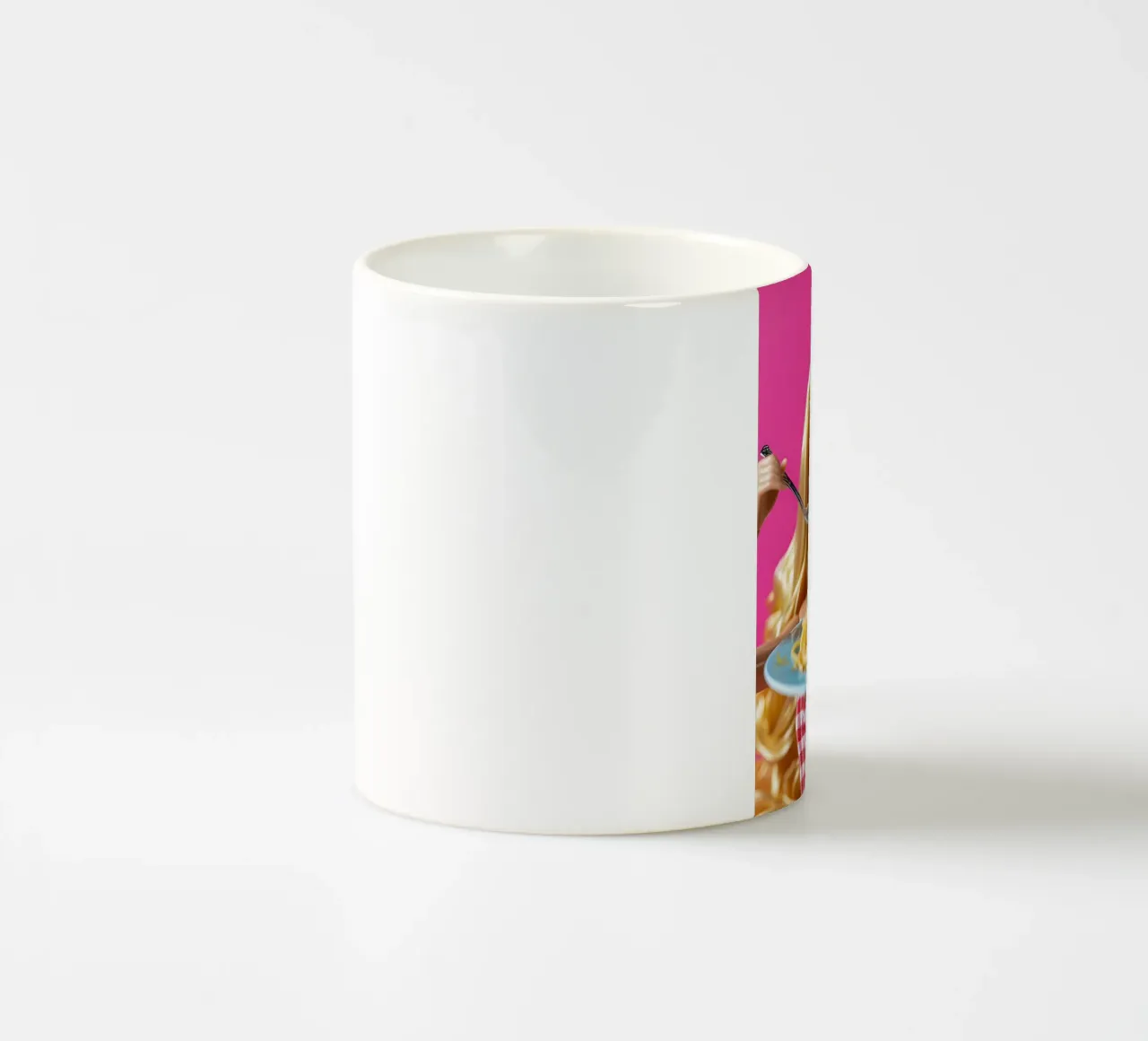 Barbie Enjoying Spaghetti: Pop Art Foodie Print tazza in ceramica da homdeco