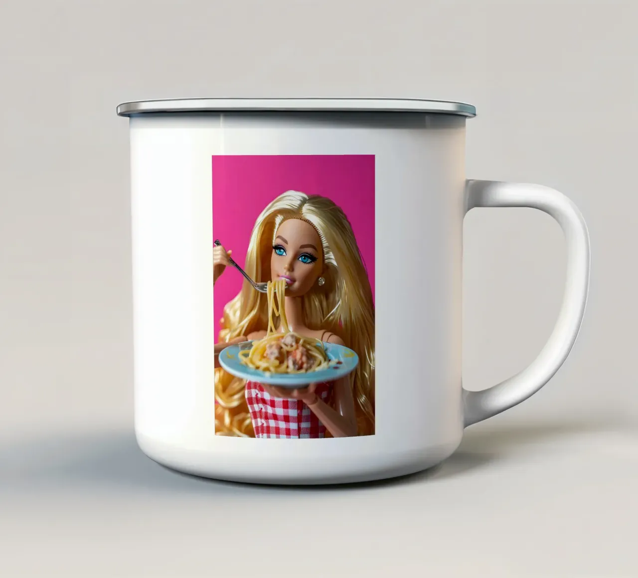 Barbie Enjoying Spaghetti: Pop Art Foodie Print tazza in smalto da homdeco