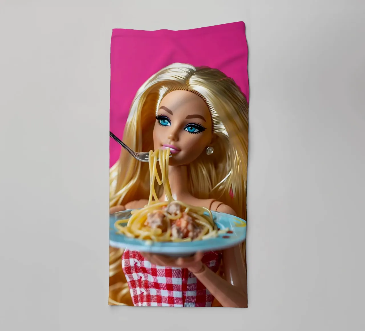 Barbie Enjoying Spaghetti: Pop Art Foodie Print asciugamano da bagno da homdeco