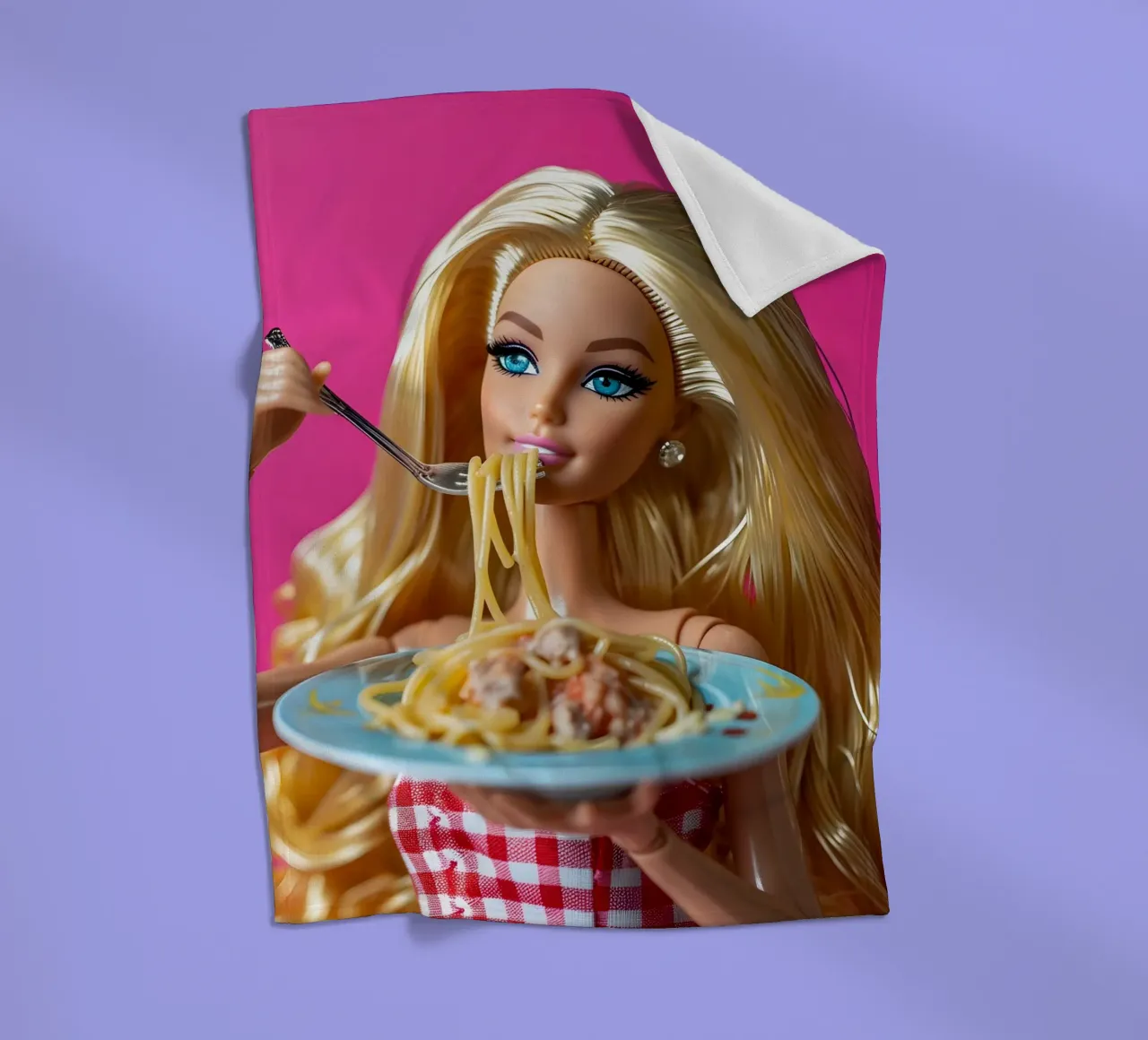 Barbie Enjoying Spaghetti: Pop Art Foodie Print coperta in pile da homdeco