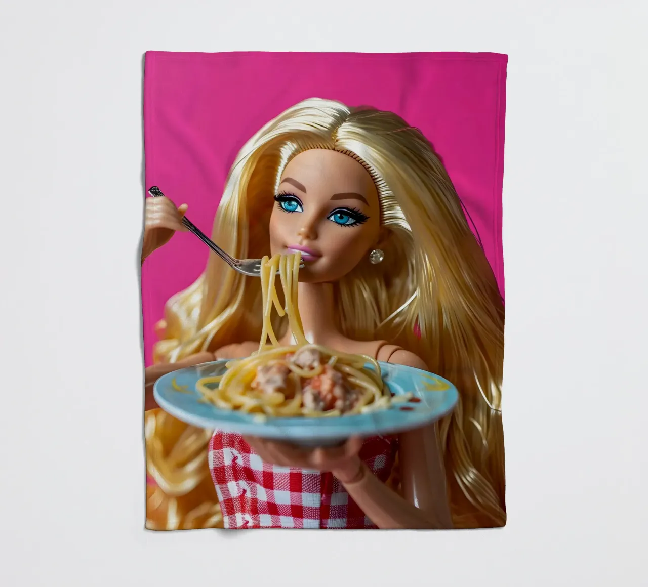 Barbie Enjoying Spaghetti: Pop Art Foodie Print coperta in pile da homdeco