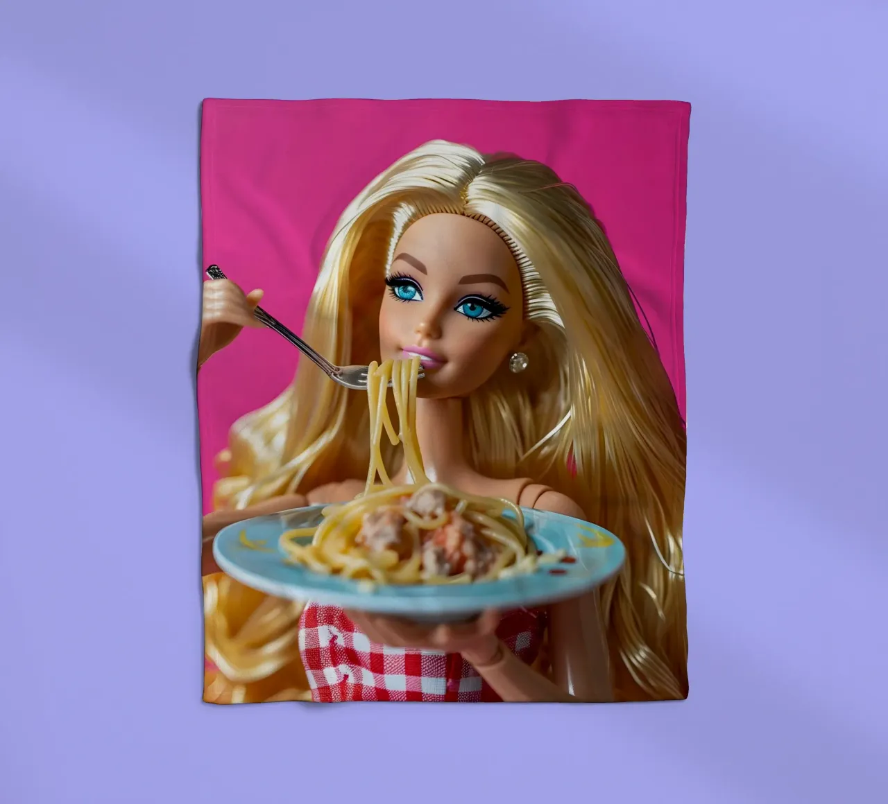 Barbie Enjoying Spaghetti: Pop Art Foodie Print coperta in pile da homdeco