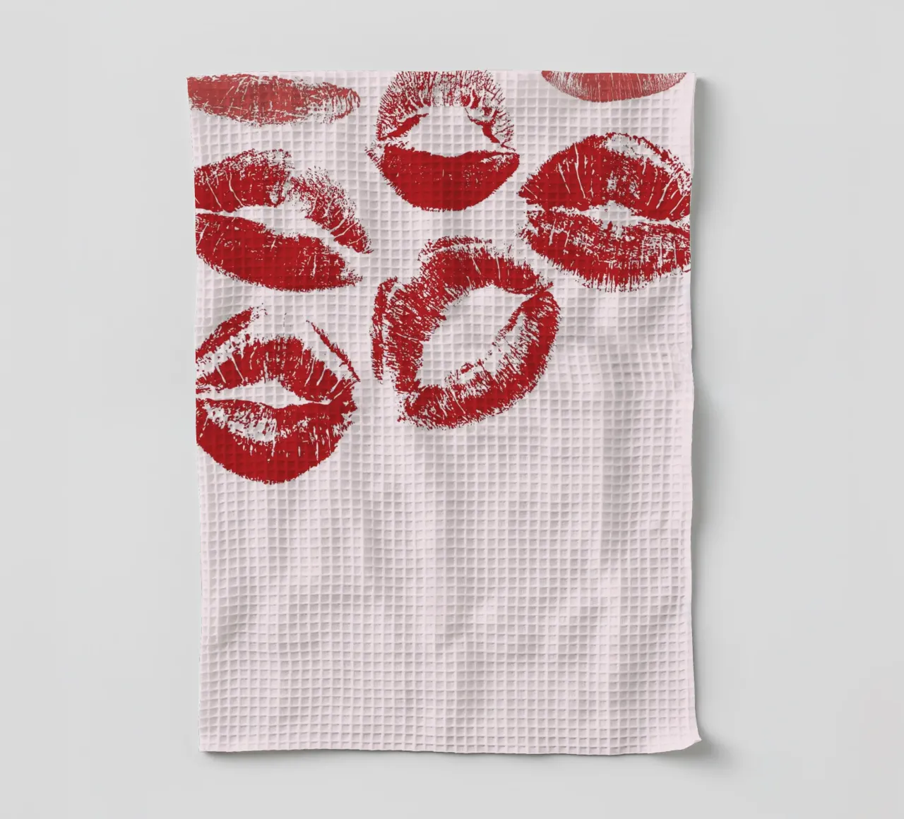 Rote Lippenstiftküsse: Pop-Art-Lippendrucke Ästhetik Geschirrtuch von homdeco