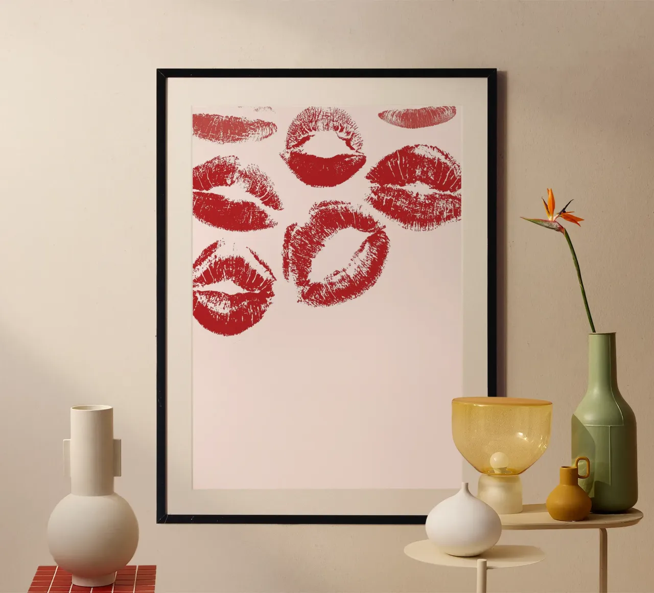 Rote Lippenstiftküsse: Pop-Art-Lippendrucke Ästhetik Poster mit Aluminium Rahmen von homdeco
