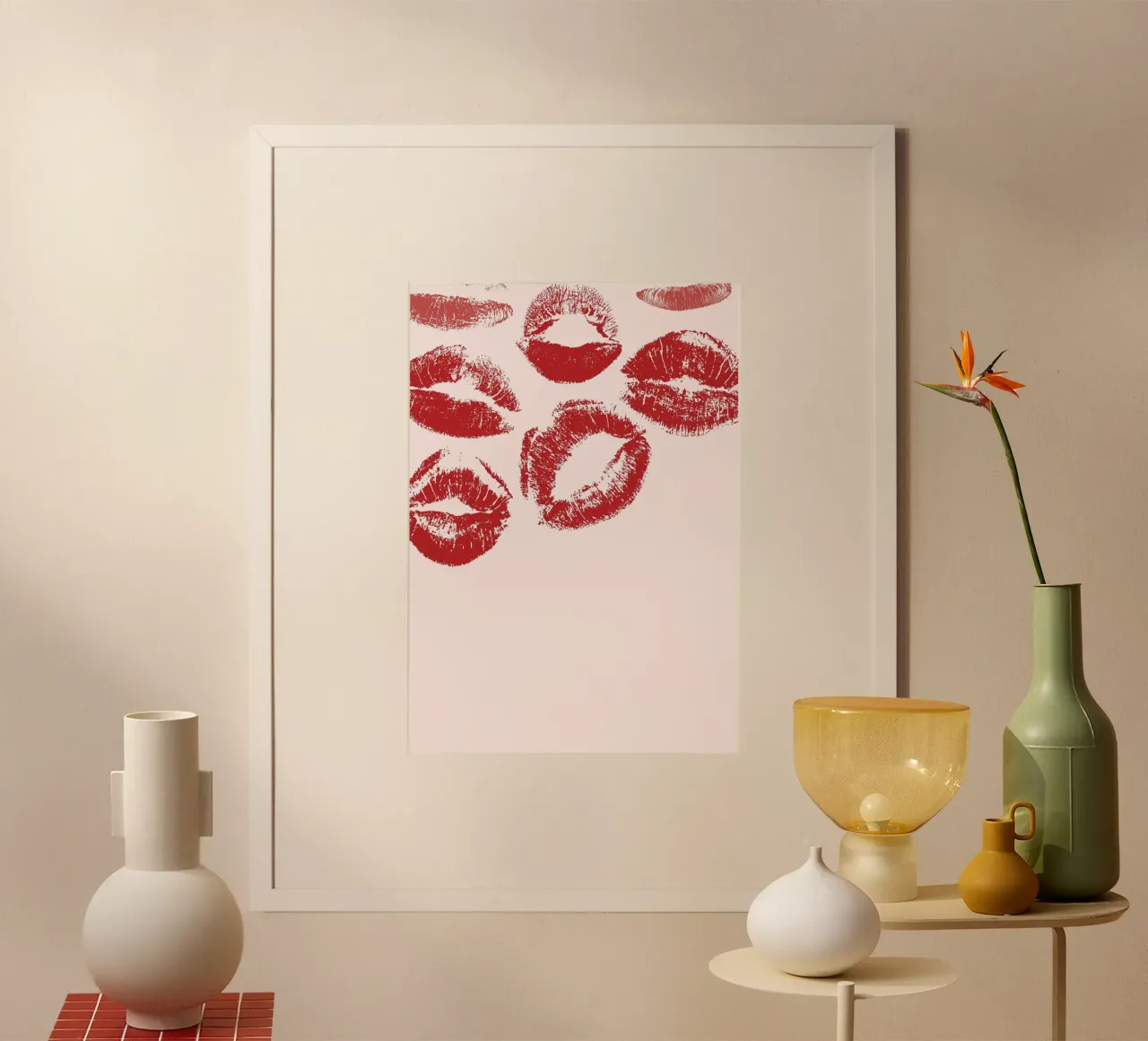 Rote Lippenstiftküsse: Pop-Art-Lippendrucke Ästhetik Poster mit Aluminium Rahmen von homdeco