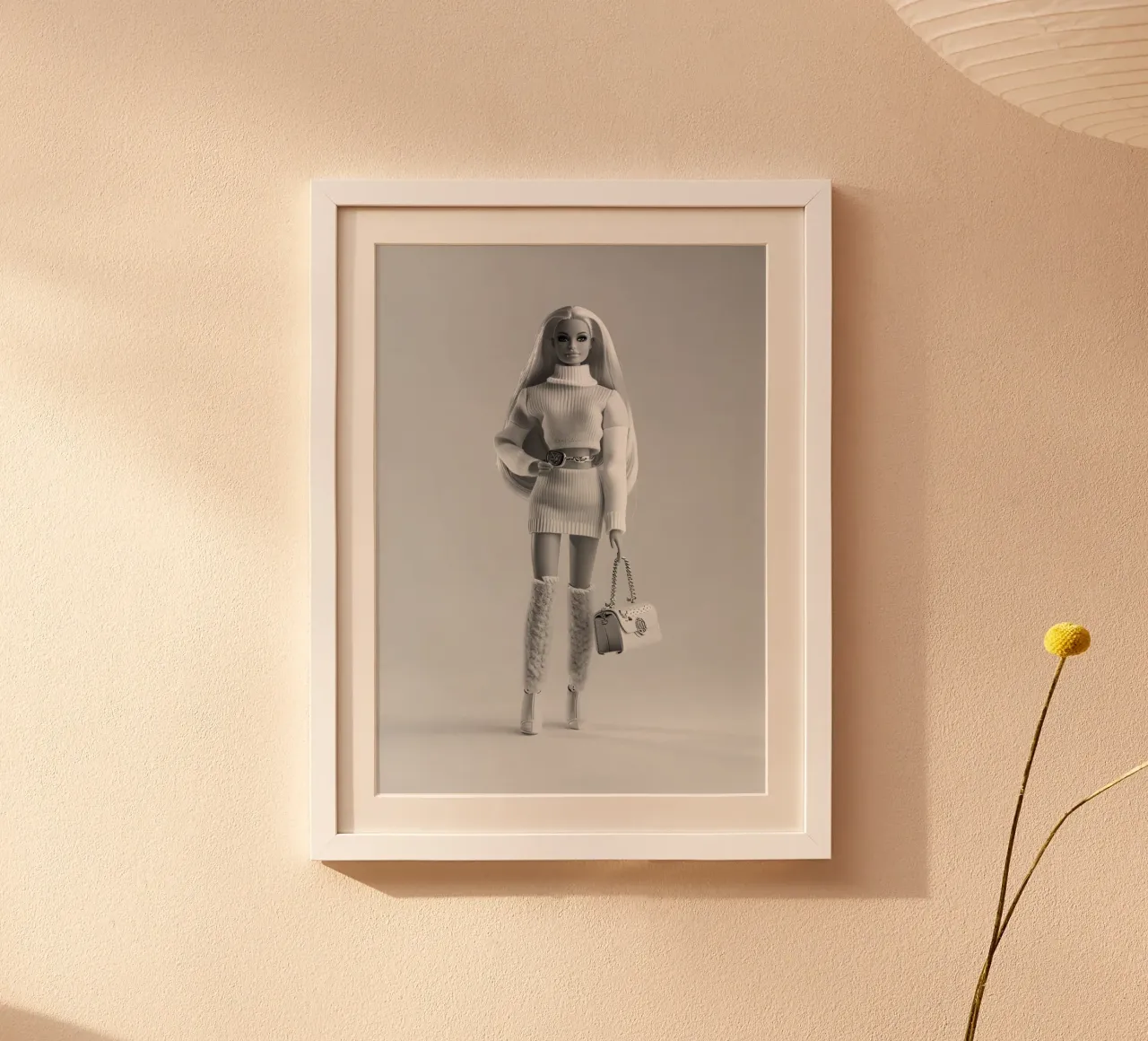 Barbie chic: stampa d'arte della bambola di moda in maglia monocromatica poster da homdeco