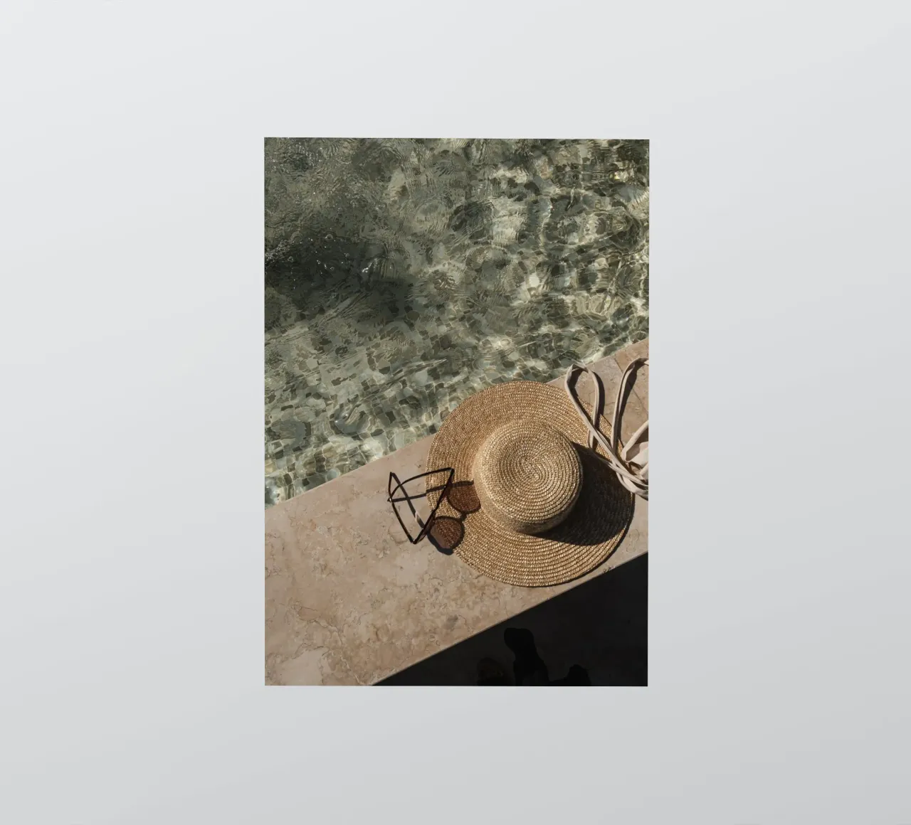Serenità estiva a bordo piscina Cappello di paglia Decor estetico adesivo da dawnthesea