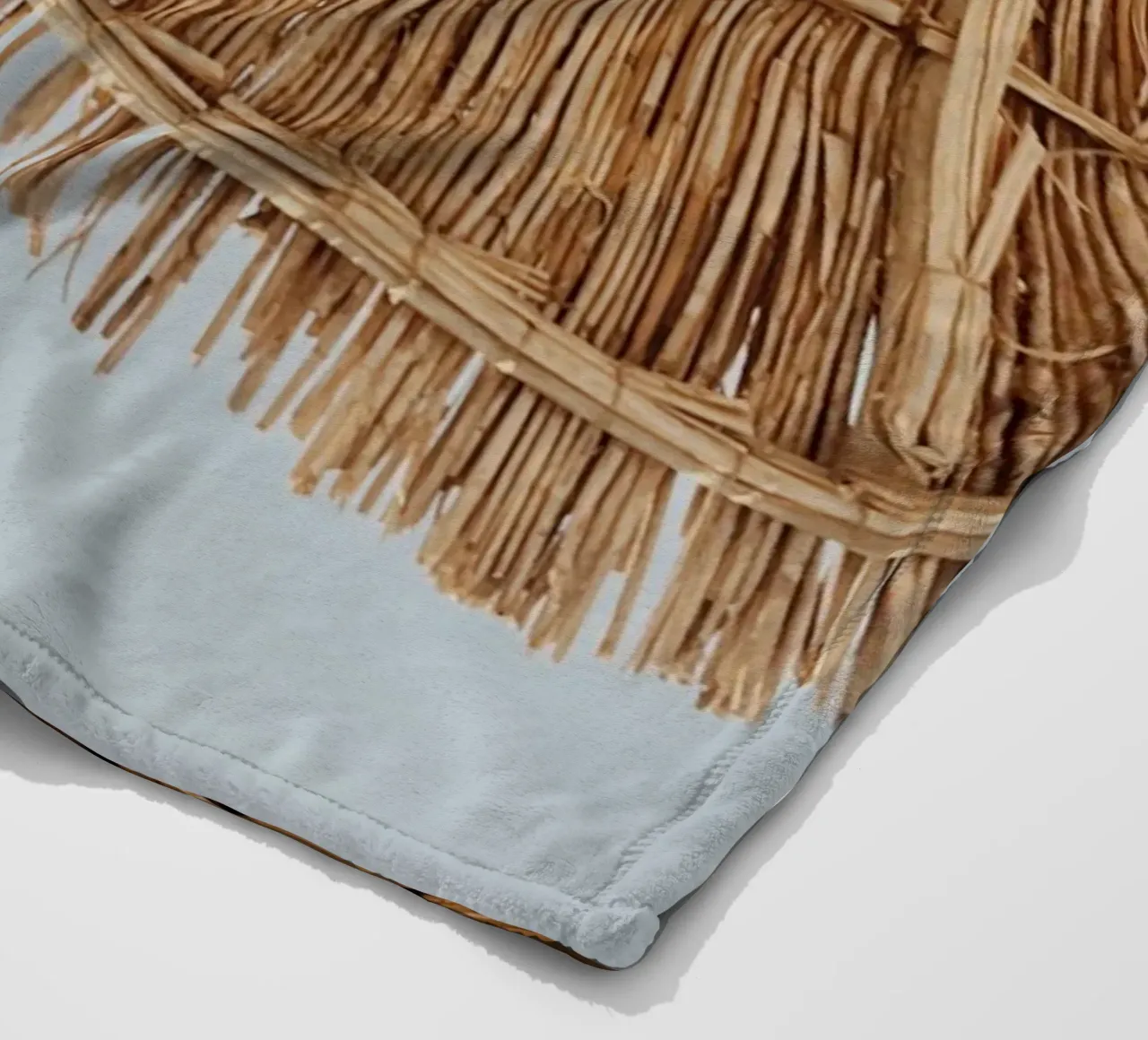 Stroh Regenschirm Textur Coastal Boho Ästhetische Kunst Fleecedecke von dawnthesea