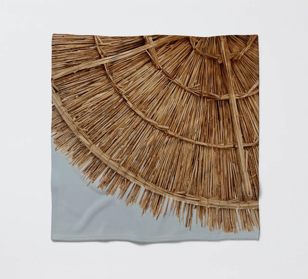 Stroh Regenschirm Textur Coastal Boho Ästhetische Kunst Fleecedecke von dawnthesea