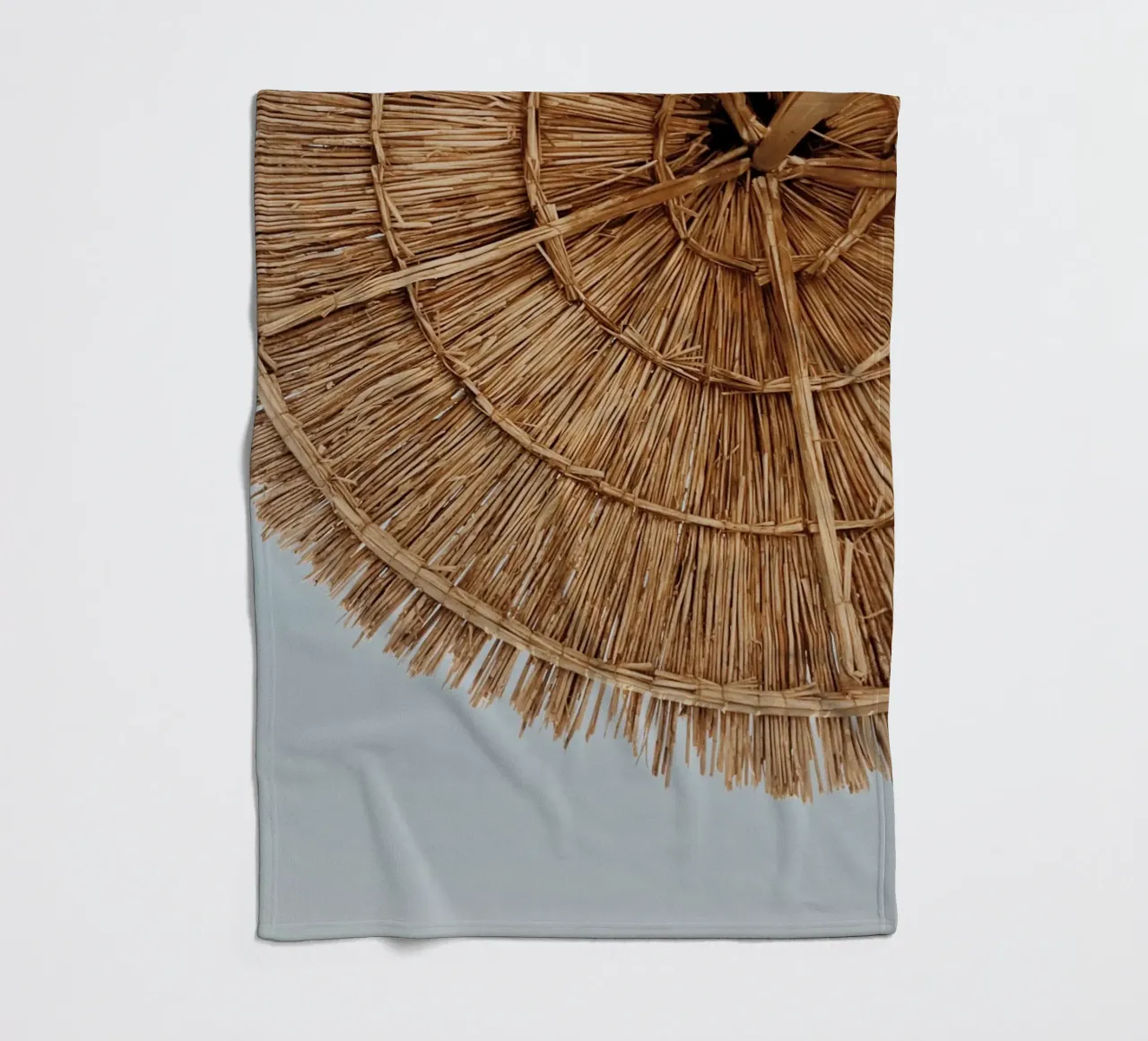Stroh Regenschirm Textur Coastal Boho Ästhetische Kunst Fleecedecke von dawnthesea