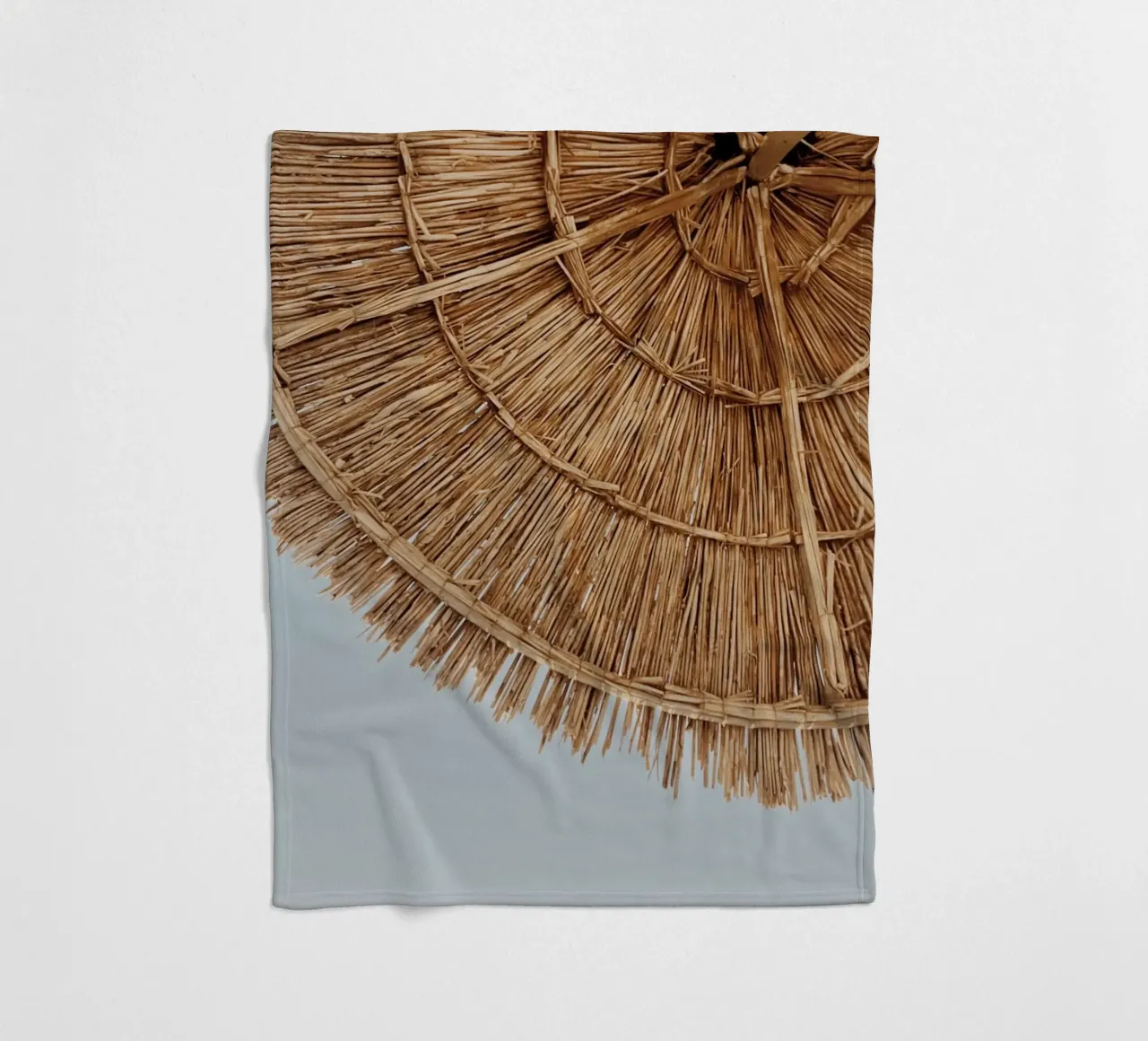 Stroh Regenschirm Textur Coastal Boho Ästhetische Kunst Fleecedecke von dawnthesea