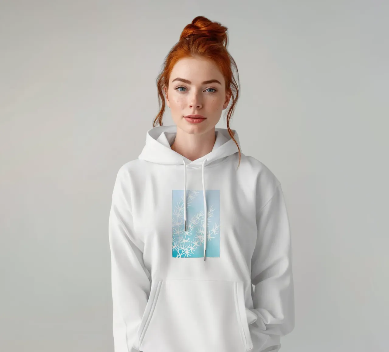 Alghe astratte bianche su acquerello blu felpa con cappuccio da dawnthesea