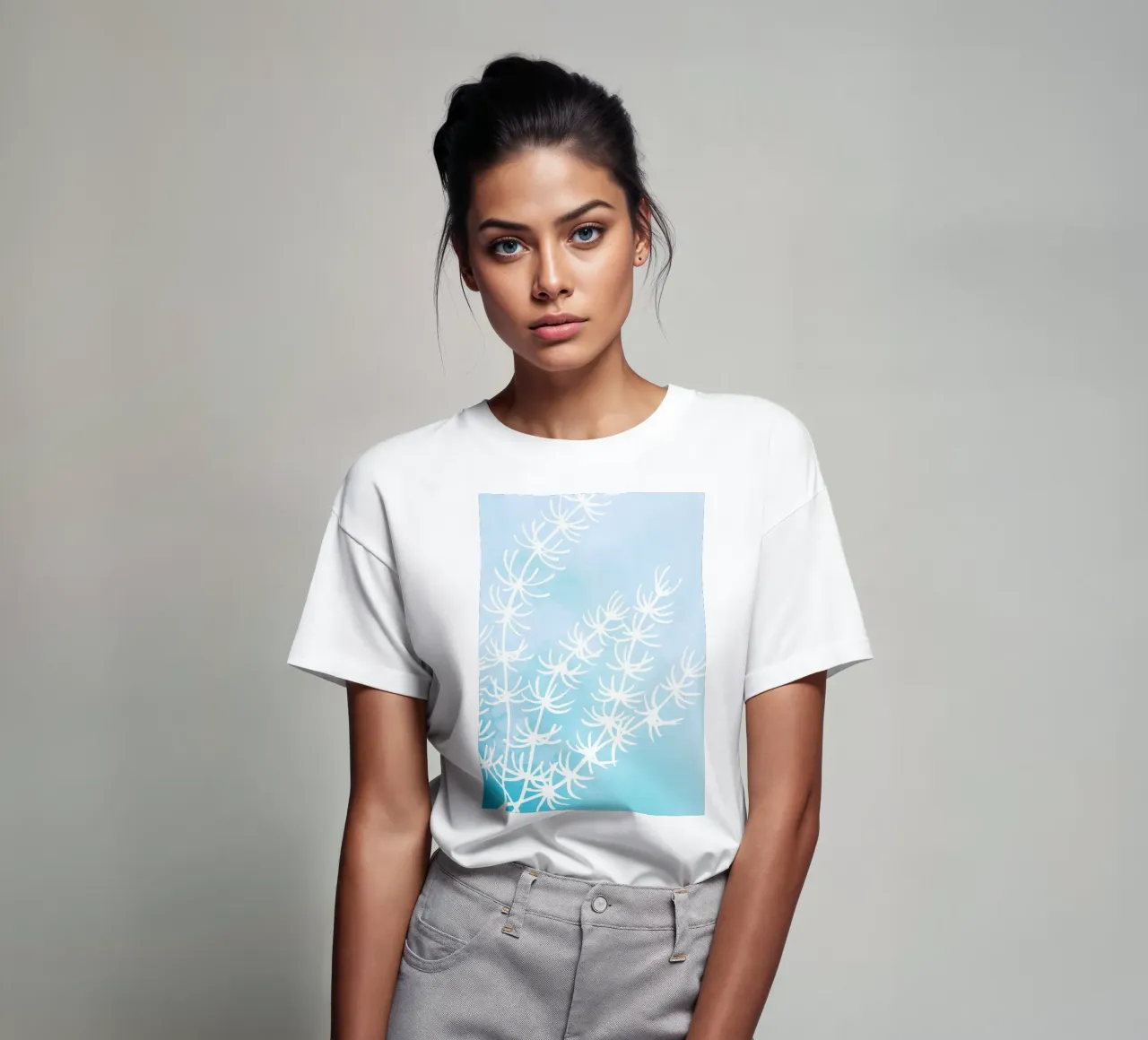 Alghe astratte bianche su acquerello blu t-shirt da dawnthesea