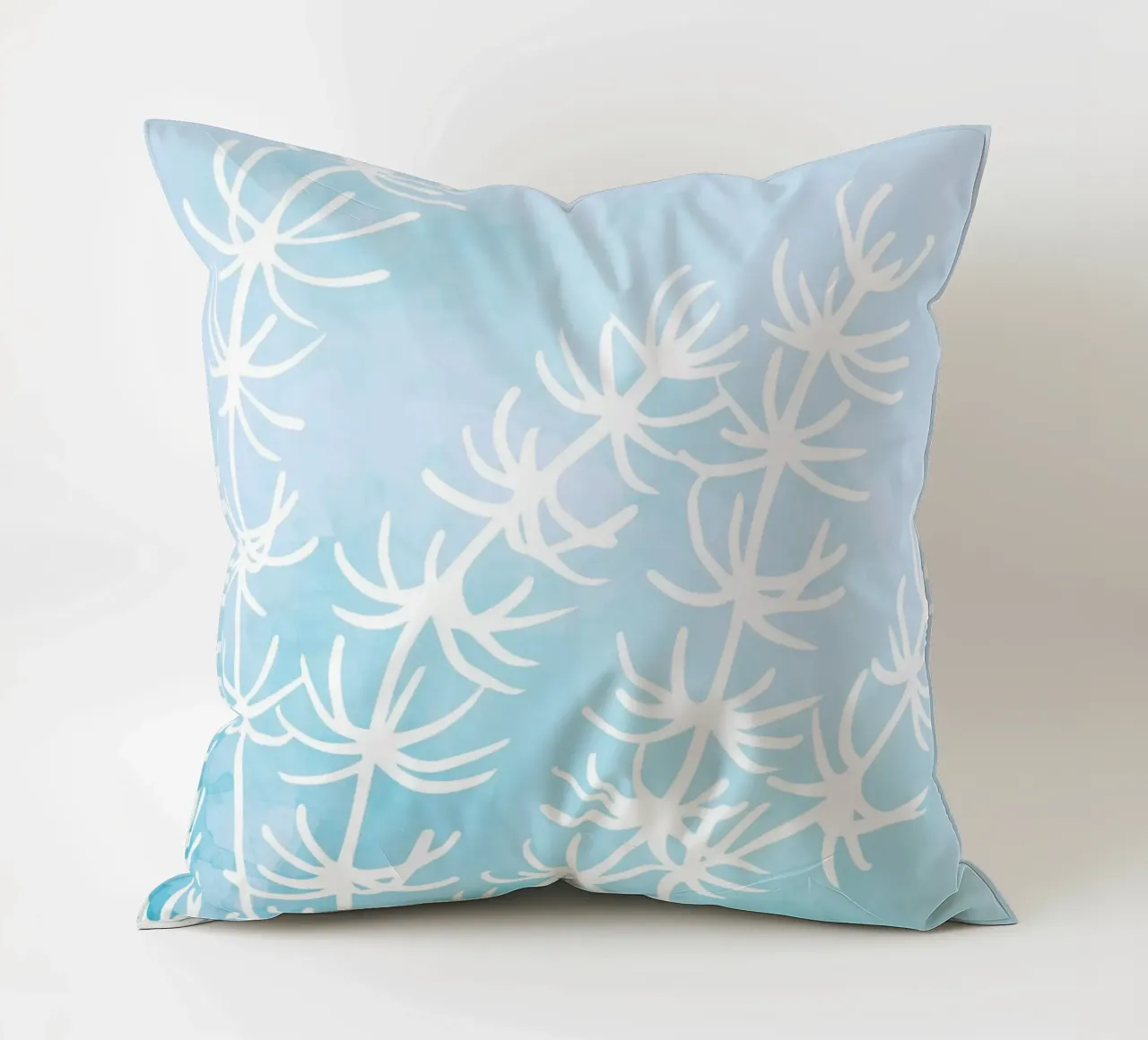 Alghe astratte bianche su acquerello blu cuscino da dawnthesea