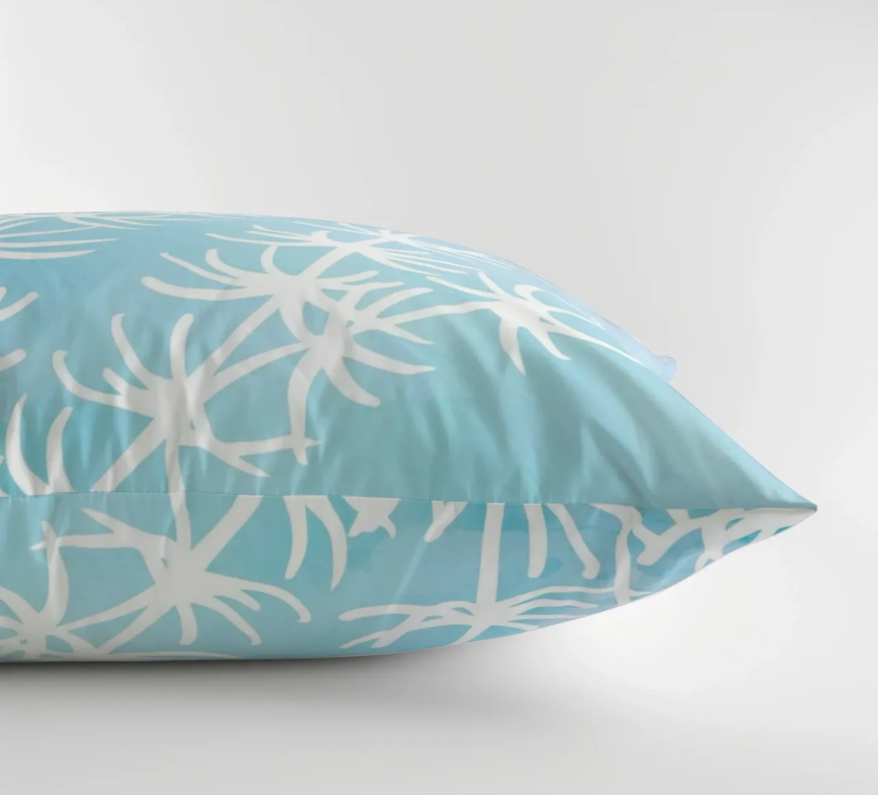 Alghe astratte bianche su acquerello blu cuscino da dawnthesea