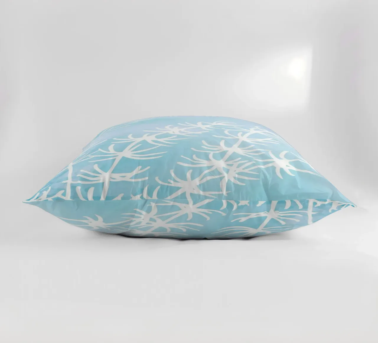 Alghe astratte bianche su acquerello blu cuscino da dawnthesea