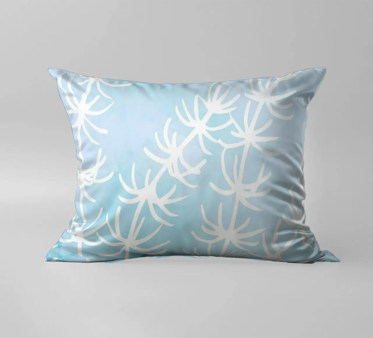 Alghe astratte bianche su acquerello blu cuscino da dawnthesea