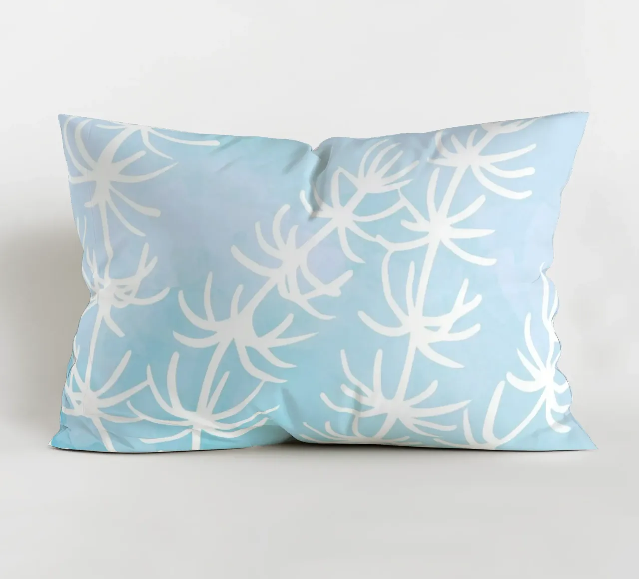Alghe astratte bianche su acquerello blu cuscino da dawnthesea