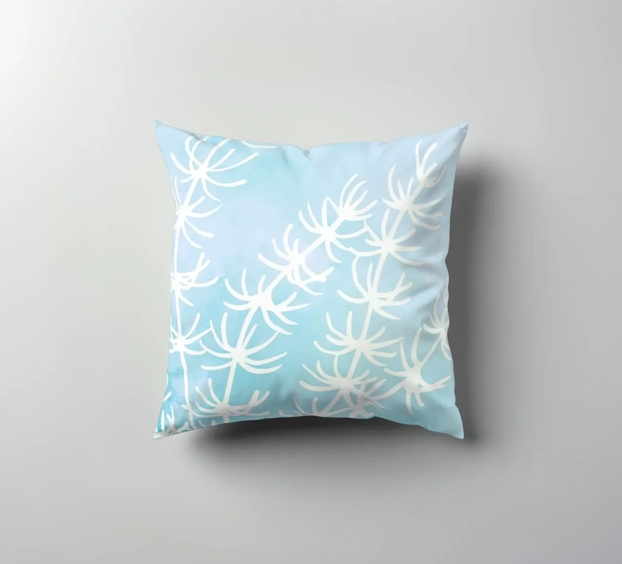 Alghe astratte bianche su acquerello blu cuscino da dawnthesea