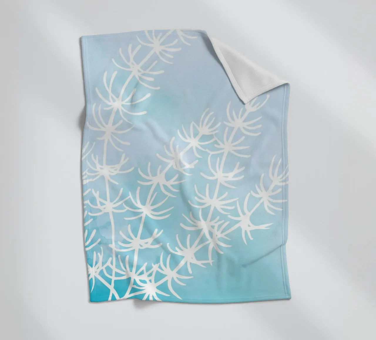 Alghe astratte bianche su acquerello blu coperta in pile da dawnthesea