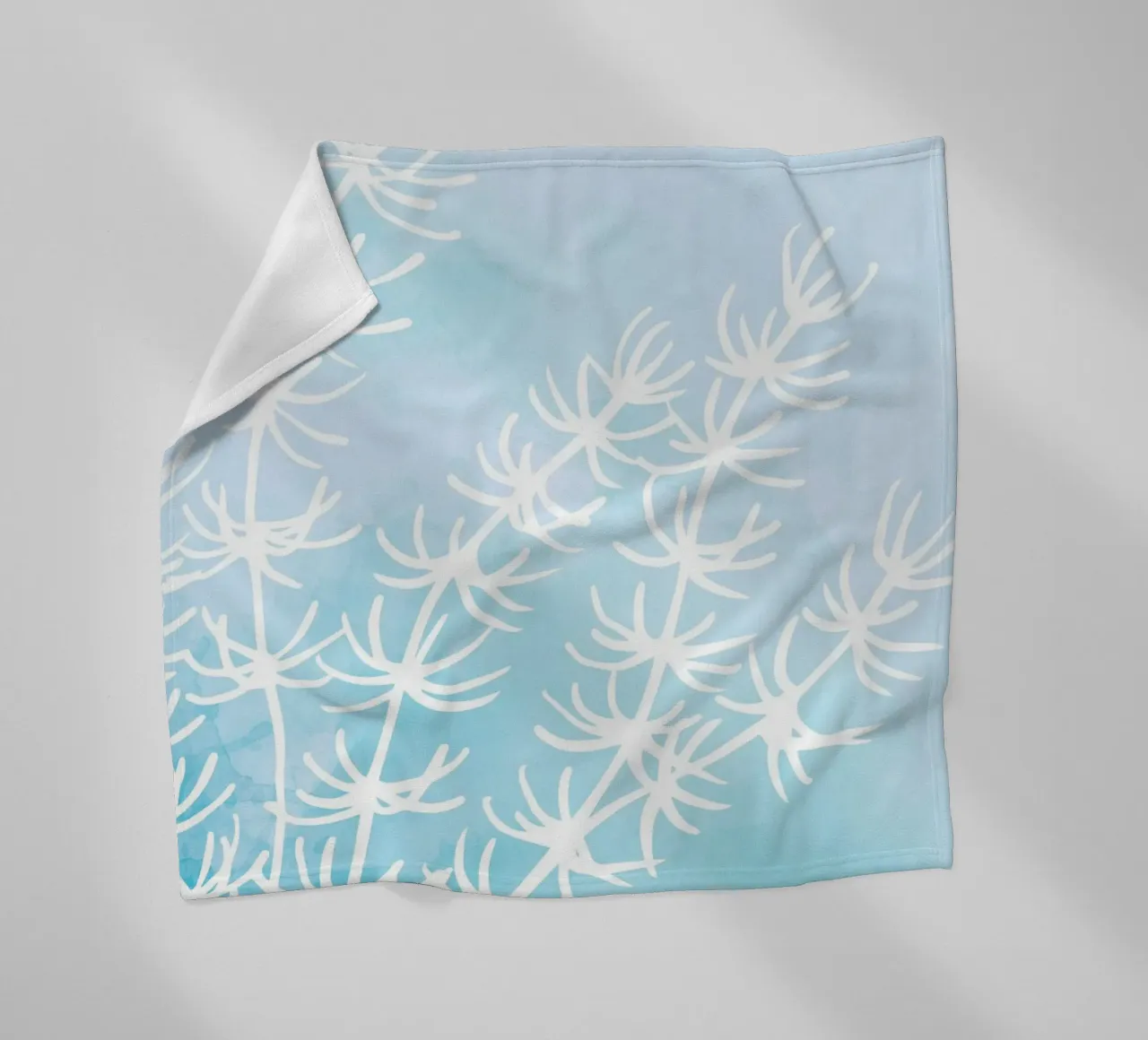 Alghe astratte bianche su acquerello blu coperta in pile da dawnthesea