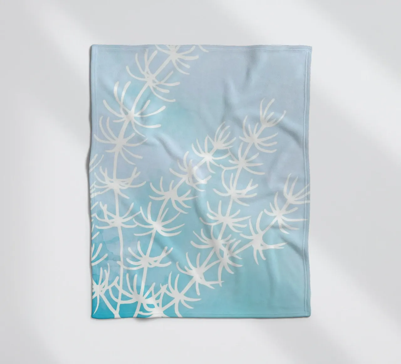 Alghe astratte bianche su acquerello blu coperta in pile da dawnthesea