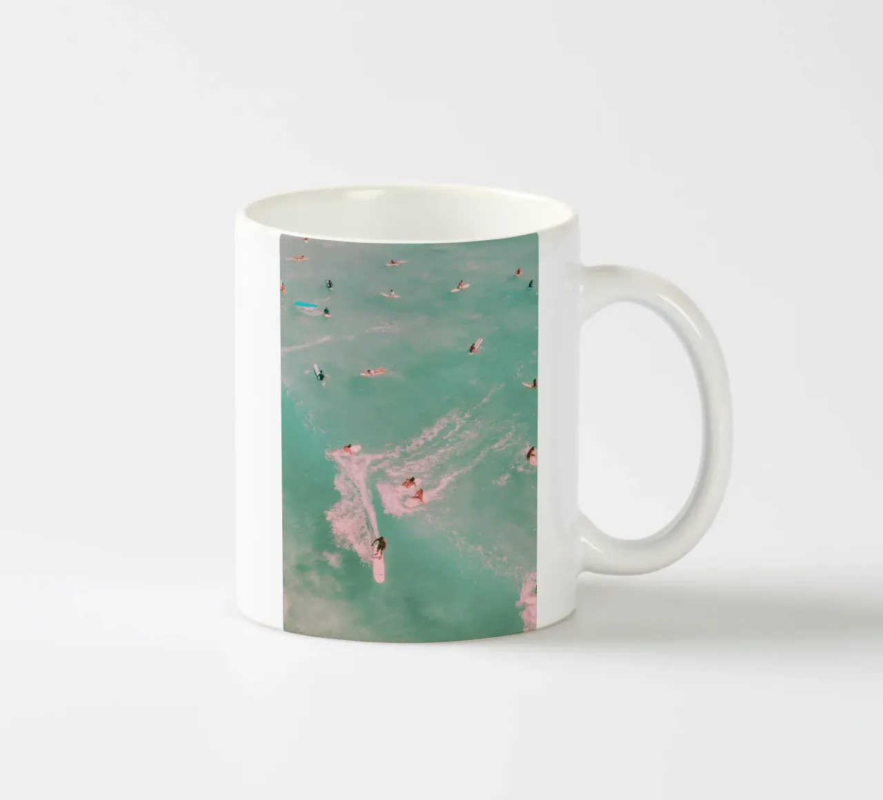 Waikiki Surfers Aerial View Aqua Pink Vintage mug en céramique de dawnthesea